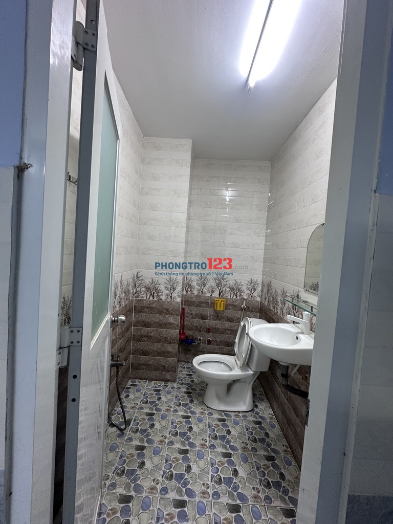 Nhà trọ 30m2 đường Phạm Văn Hai Q. Tân Bình, gần chợ PV2