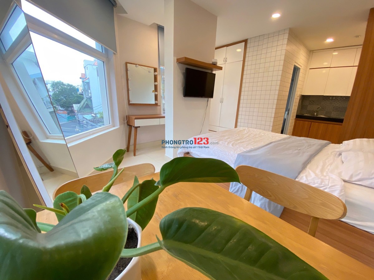 Cho thuê căn hộ full nội thất mới hiện đại ở Tân Bình, cửa sổ rộng siêu thoáng