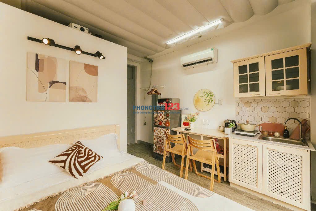 CHO THUÊ PHÒNG FULLL NỘI THẤT CỬA SỔ VÀ BAN CÔNG THOÁNG MÁT Ở LÊ VĂN SỸ PHÚ NHUẬN GIÁP QUẬN 1,QUẬN 3