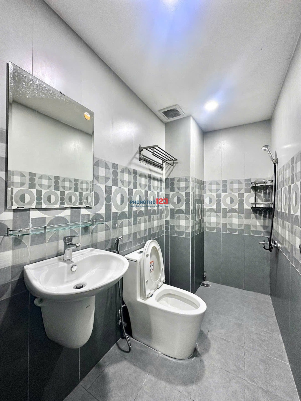 cho thuê phòng trọ quận 1_ gần Ngã 6 phủ Đổng_Chợ Bến thành rộng rãi thoáng mặt giờ giấc tự do