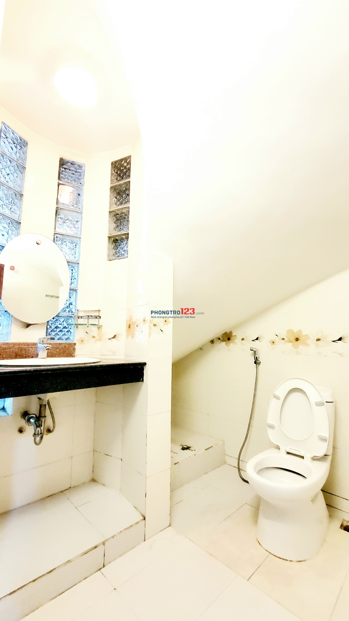 Phòng có dàn bếp lớn, full nội thất, sau lưng Hutech UVK, cực thoáng !