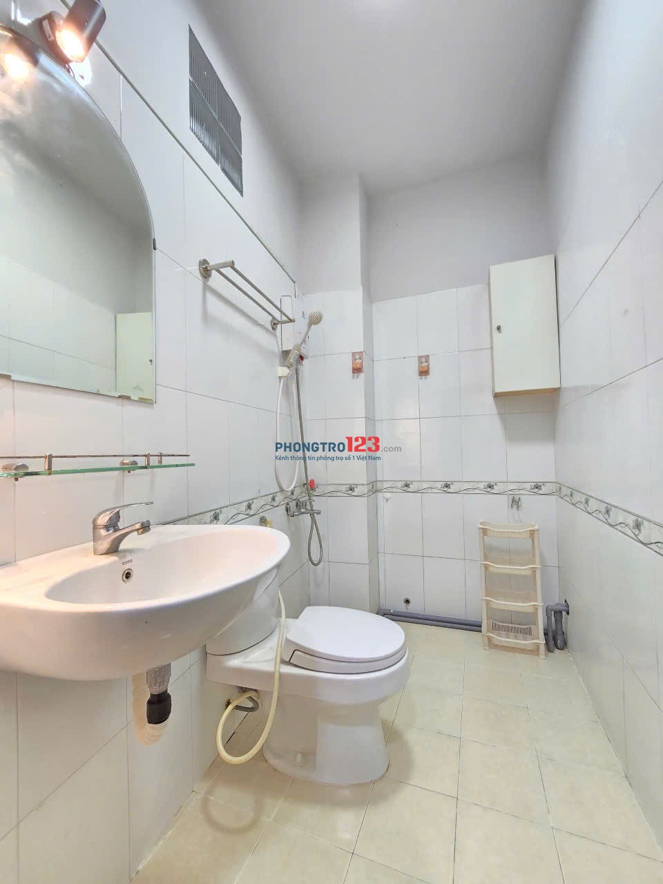 Cho thuê phòng gần ĐH Kiến Trúc Q3 đường Lý Chính Thắng 25m2 chỉ 500m tới Cầu Kiệu, đầy đủ nội thất