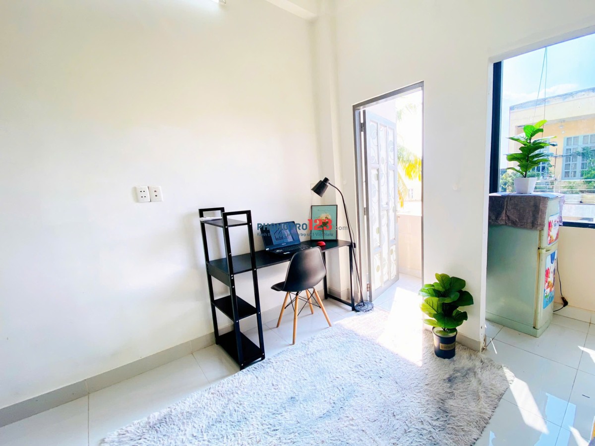 PHÒNG TRỌ BAN CÔNG NẰM NGAY QUẬN 1