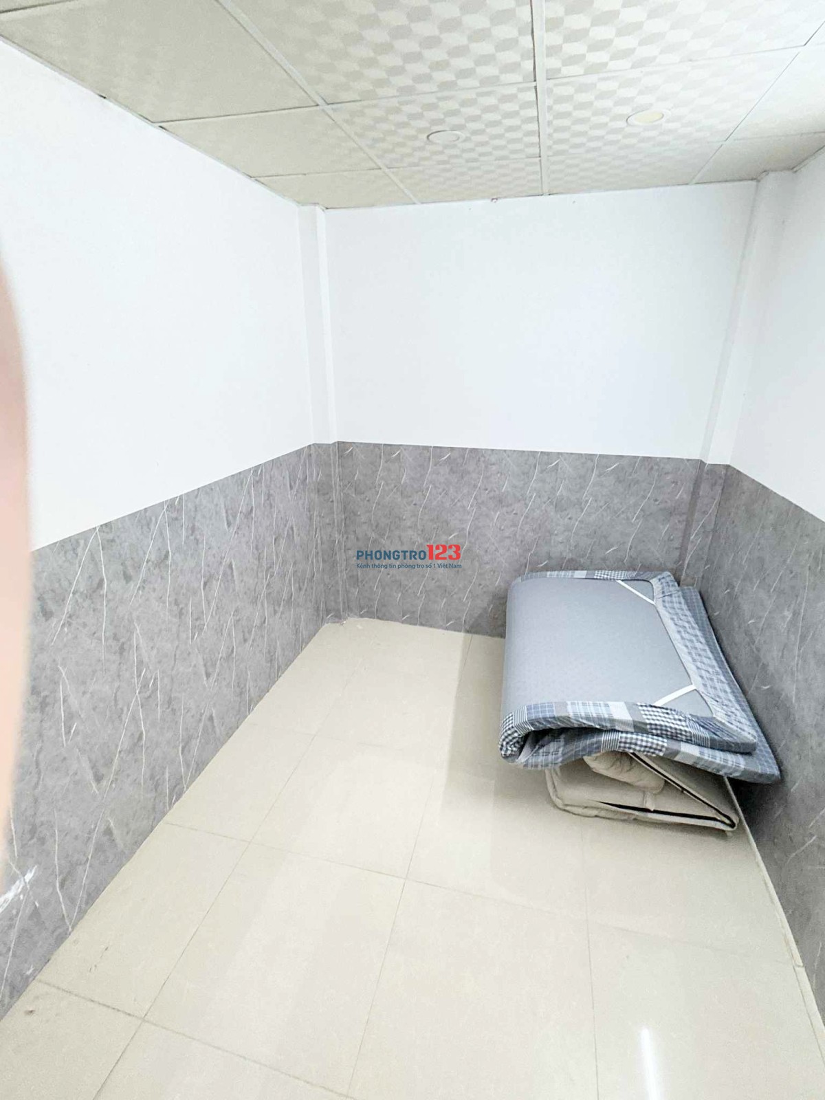 Phòng máy lạnh, cửa sổ thoáng, 1 phòng ngủ tách bếp, 1 khu vườn nhỏ, tolet riêng, không chung chủ