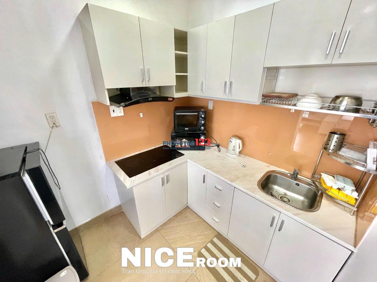 CHO THUÊ CĂN HỘ DỊCH VỤ CỬA SỔ BAN CÔNG VIEW ĐẸP PHÒNG RỘNG SÁT PHÚ NHUẬN QUẬN 1 VÀ CÁC ĐẠI HỌC