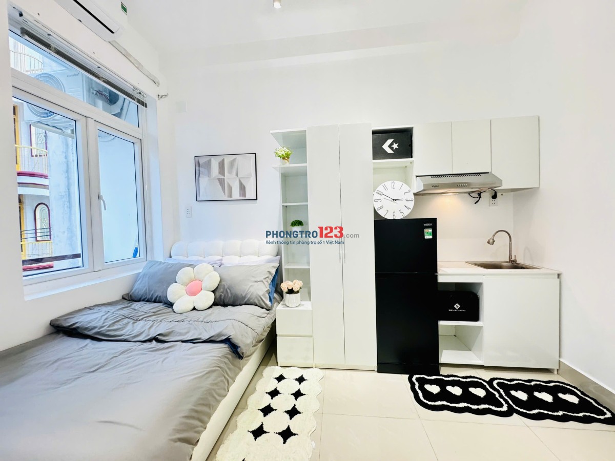 CĂN HỘ FULL NỘI THẤT CỬA SỔ VÀ BAN CÔNG LỚN Ở HUỲNH VĂN BÁNH PHÚ NHUẬN GIÁP Q3,Q1 - LH: 0334998413