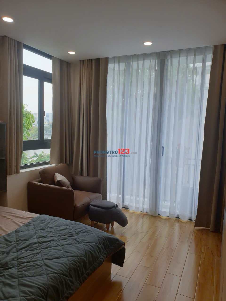 THUÊ NGAY CĂN HỘ NGUYỄN VĂN TRỖI FULL NỘI THẤT BAN CÔNG GẦN SÂN BAY TSN - CÔNG VIÊN HOÀNG VĂN THỤ