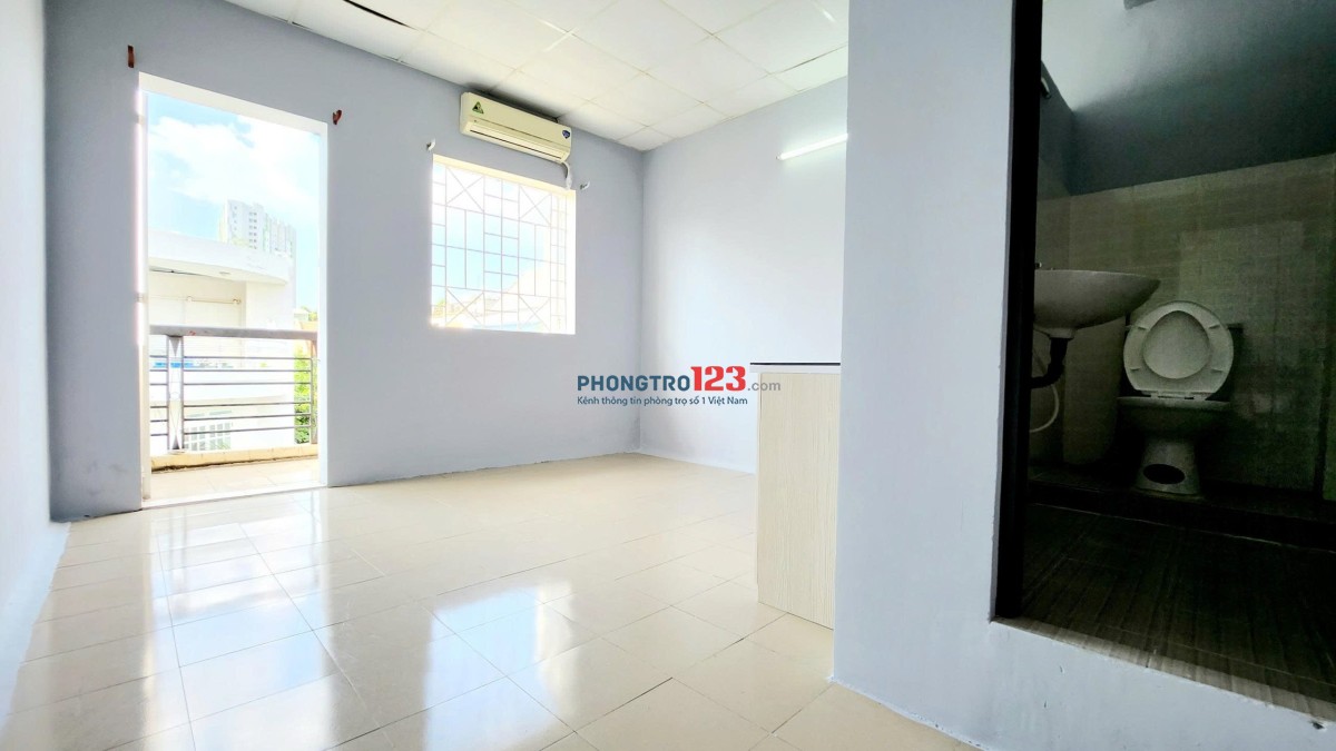 Cho thuê phòng ban công, sạch sẽ , thoáng Mát - An Ninh - Gần Ngã Tư Hàng Xanh