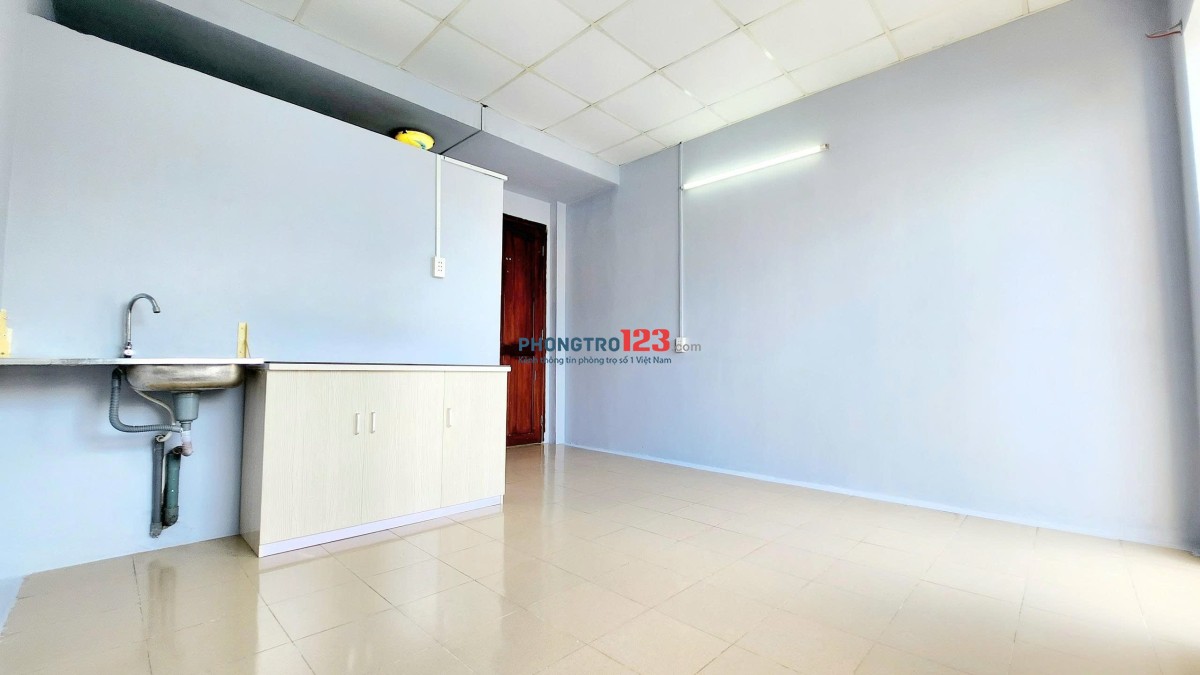 Cho thuê phòng ban công, sạch sẽ , thoáng Mát - An Ninh - Gần Ngã Tư Hàng Xanh