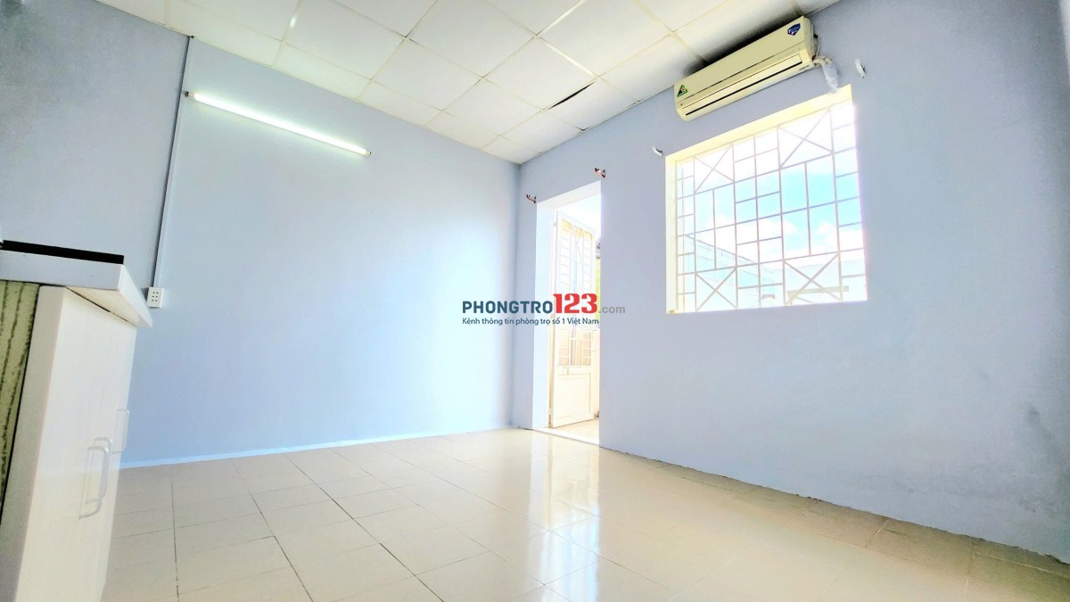 Cho thuê phòng ban công, sạch sẽ , thoáng Mát - An Ninh - Gần Ngã Tư Hàng Xanh
