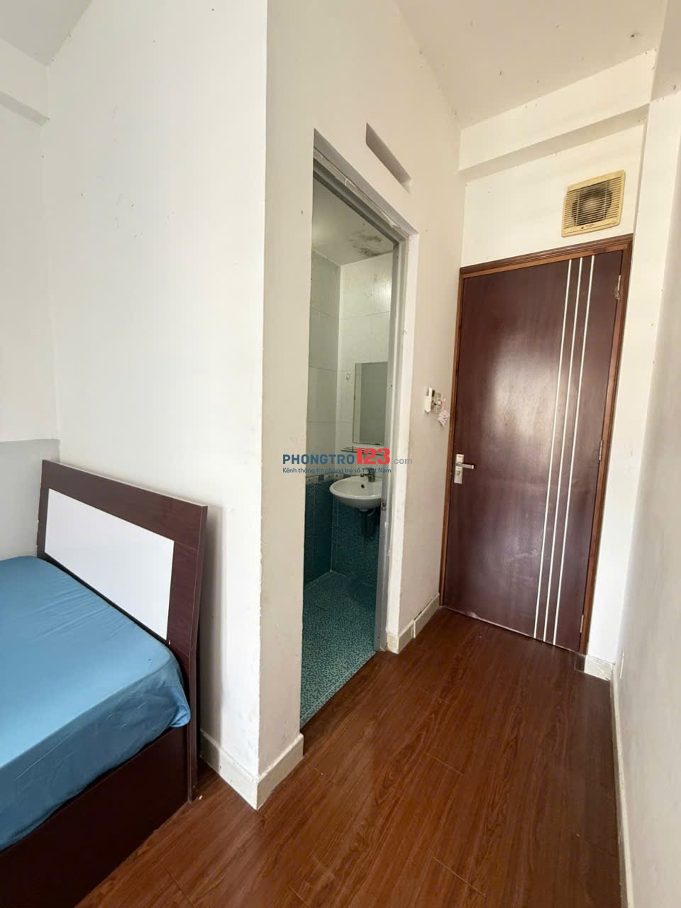 Cho thuê phòng ban công full nội thất quận 10 gần Đại học Kinh tế