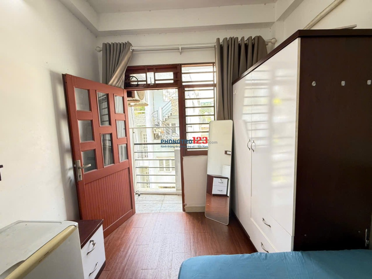 Cho thuê phòng ban công full nội thất quận 10 gần Đại học Kinh tế