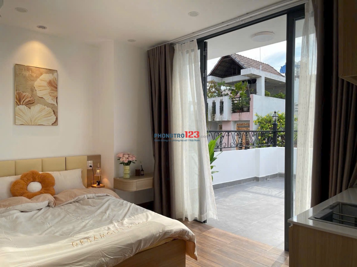 CHO THUÊ CĂN HỘ DỊCH VỤ CỬA SỔ BAN CÔNG VIEW ĐẸP PHÒNG RỘNG SÁT PHÚ NHUẬN QUẬN 1 VÀ CÁC ĐẠI HỌC