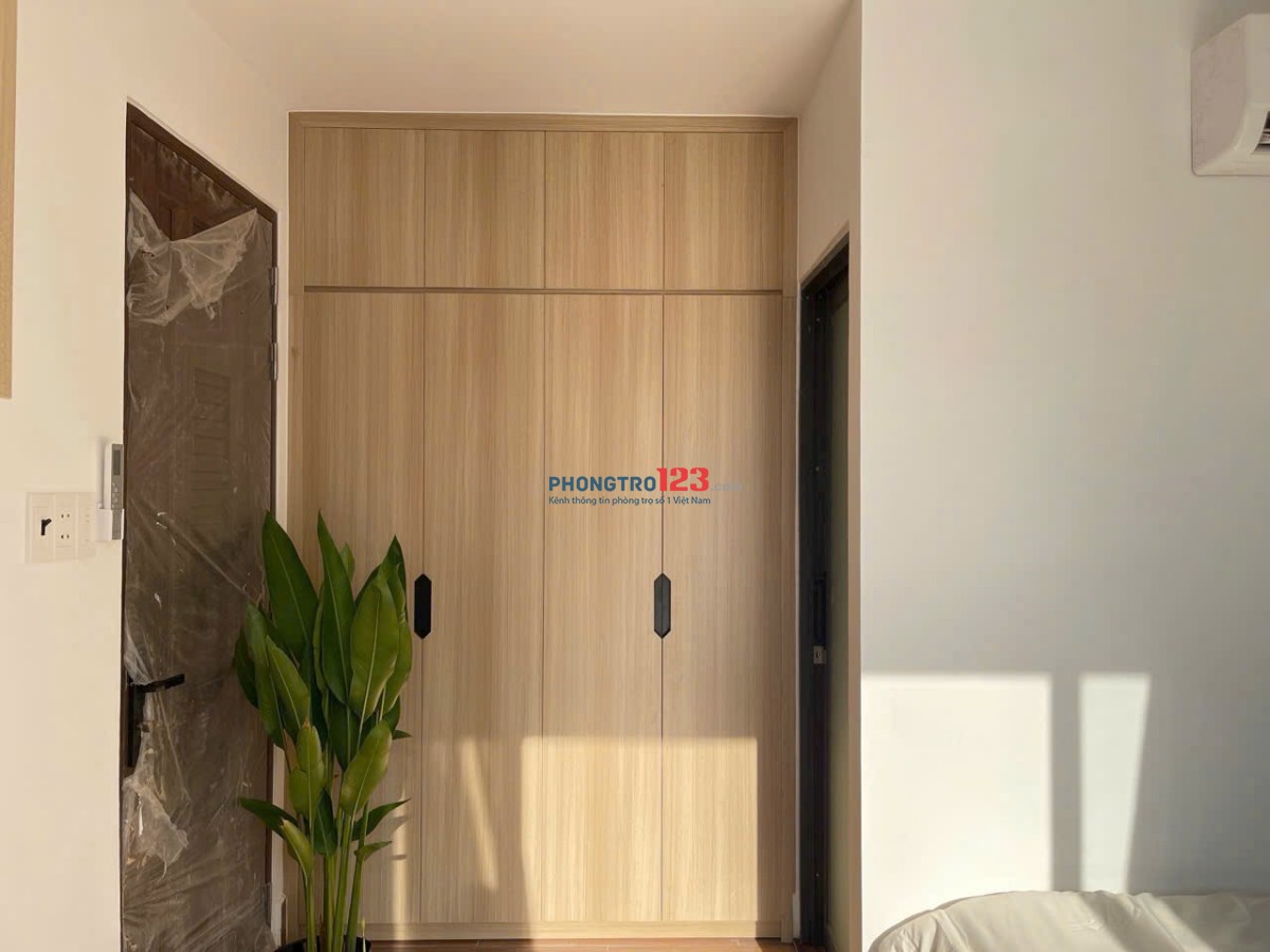 CHO THUÊ CĂN HỘ DỊCH VỤ CỬA SỔ BAN CÔNG VIEW ĐẸP PHÒNG RỘNG SÁT PHÚ NHUẬN QUẬN 1 VÀ CÁC ĐẠI HỌC