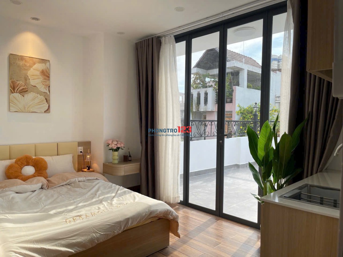 CHO THUÊ CĂN HỘ DỊCH VỤ CỬA SỔ BAN CÔNG VIEW ĐẸP PHÒNG RỘNG SÁT PHÚ NHUẬN QUẬN 1 VÀ CÁC ĐẠI HỌC