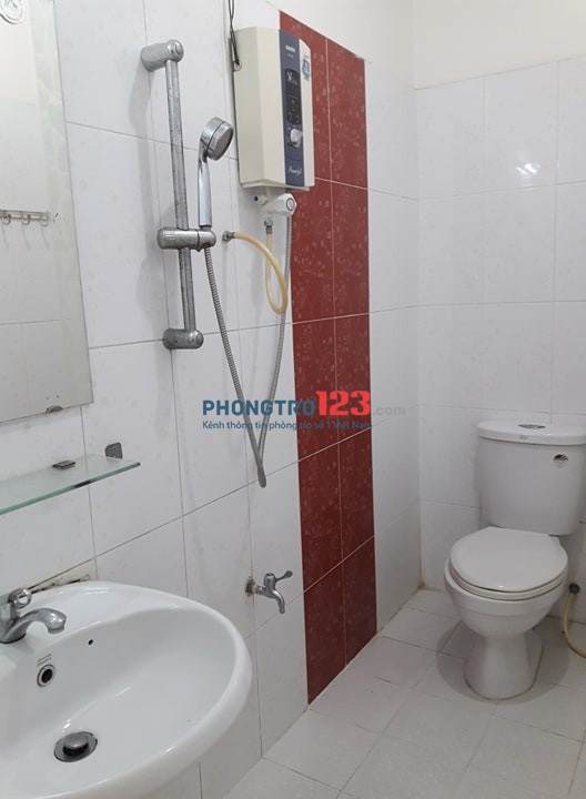 Phòng lầu 2 , Quận 3, cửa sổ rộng thoáng mát đầy đủ tiện nghi giá 3,3triệu/th