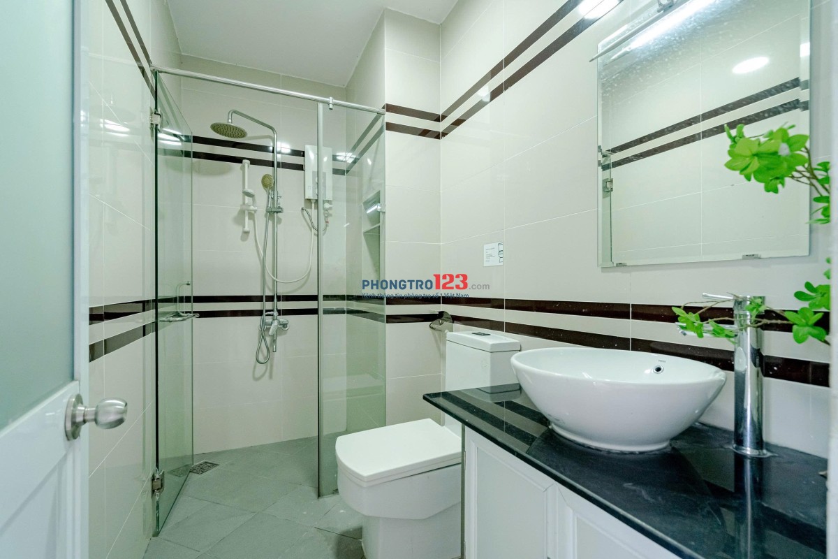  Phòng đẹp Q1 – Ban công lớn, full nội thất, máy giặt riêng