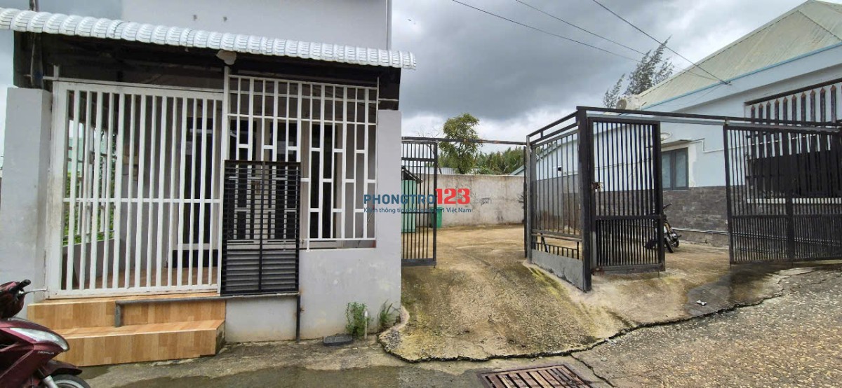 cho thuê nhà 3 phòng ngủ - DT 54m2 - và đất trống sát bên DT 110m2