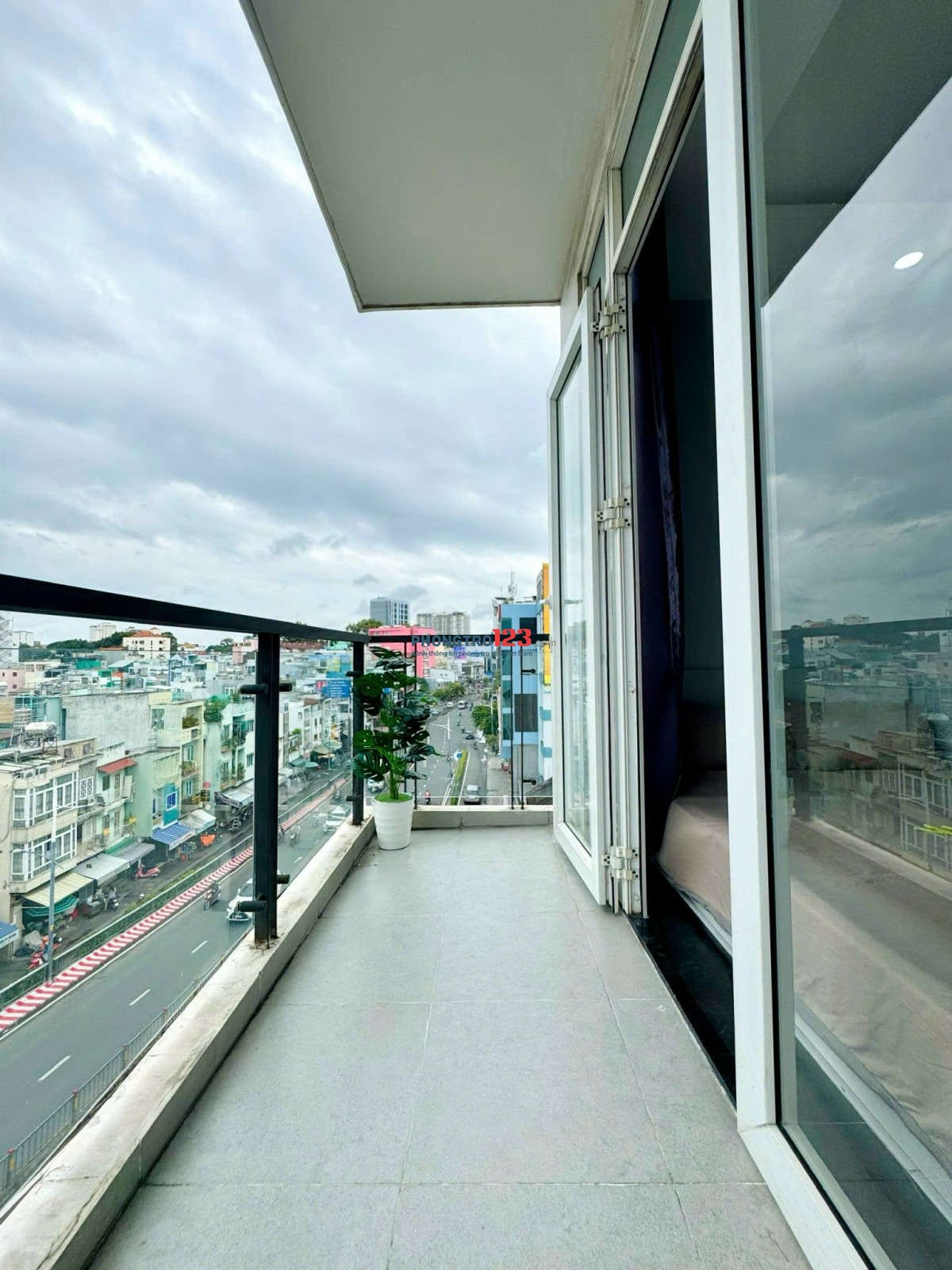 Cho thuê phòng trọ quận 1, tách bếp 30m2, ban công lớn, có thang máy, gần Bùi Viện, gần đại học Sư P