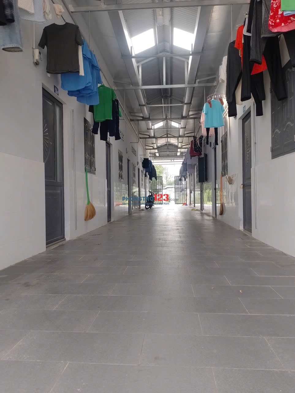 Phòng trọ diện tích 20m2 + gác đúc 10m2. Sạch sẽ, an ninh, lối đi rộng 3m thông thoáng.
