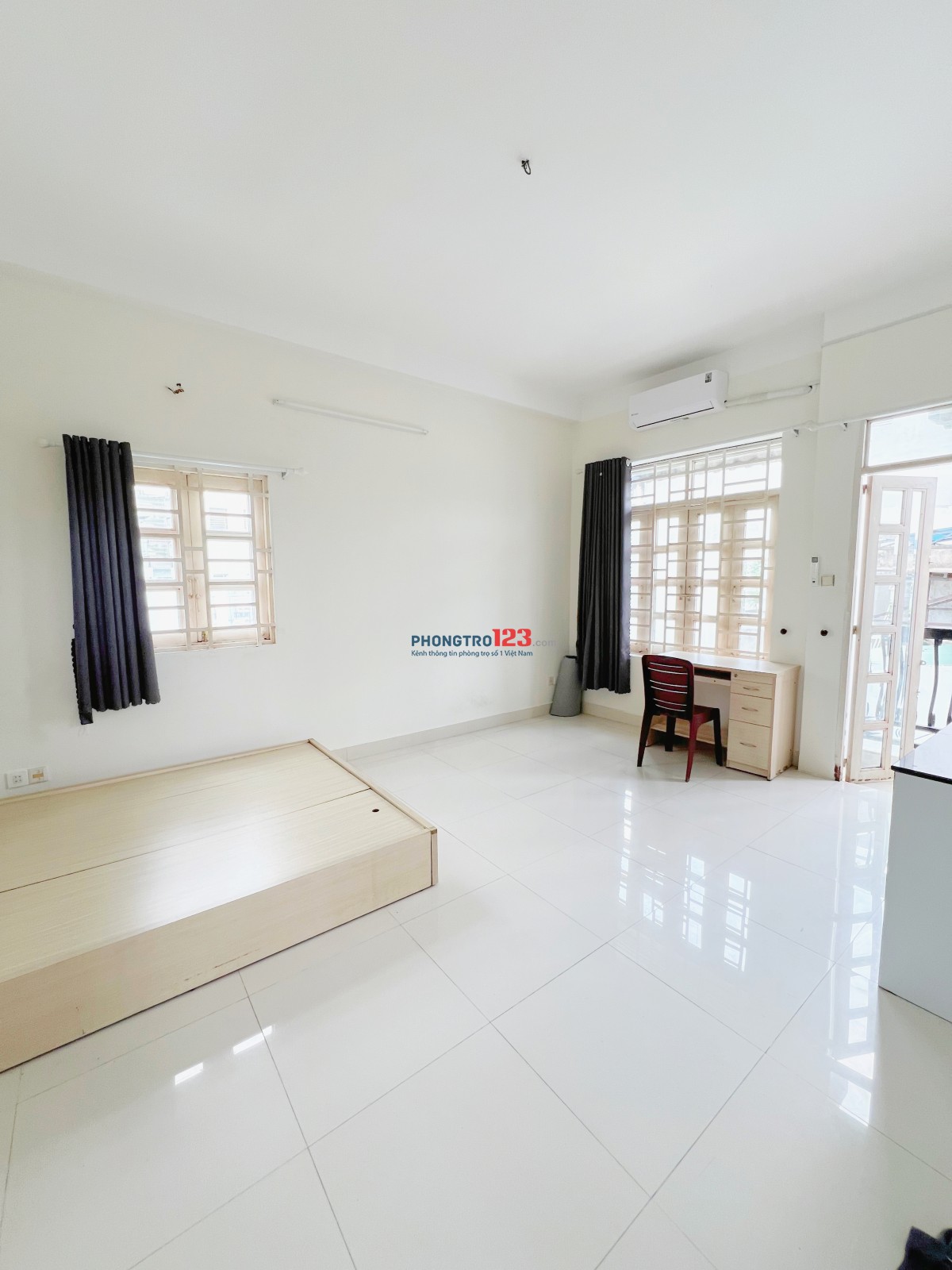Phòng ban công cửa sổ gần ngã tư Lạc Long Quân Âu Cơ ngay chợ Trần Văn Quang