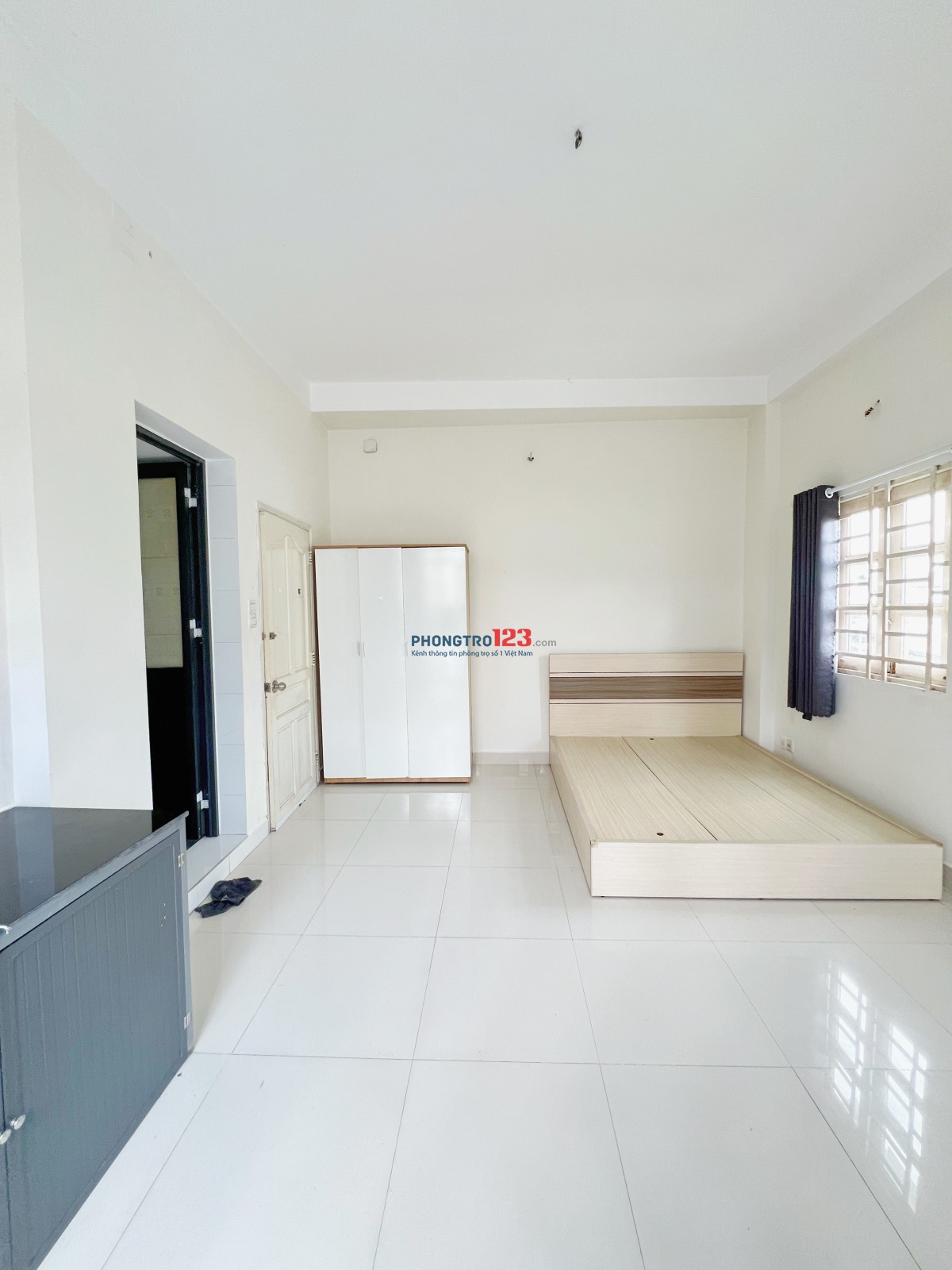 Phòng ban công cửa sổ gần ngã tư Lạc Long Quân Âu Cơ ngay chợ Trần Văn Quang