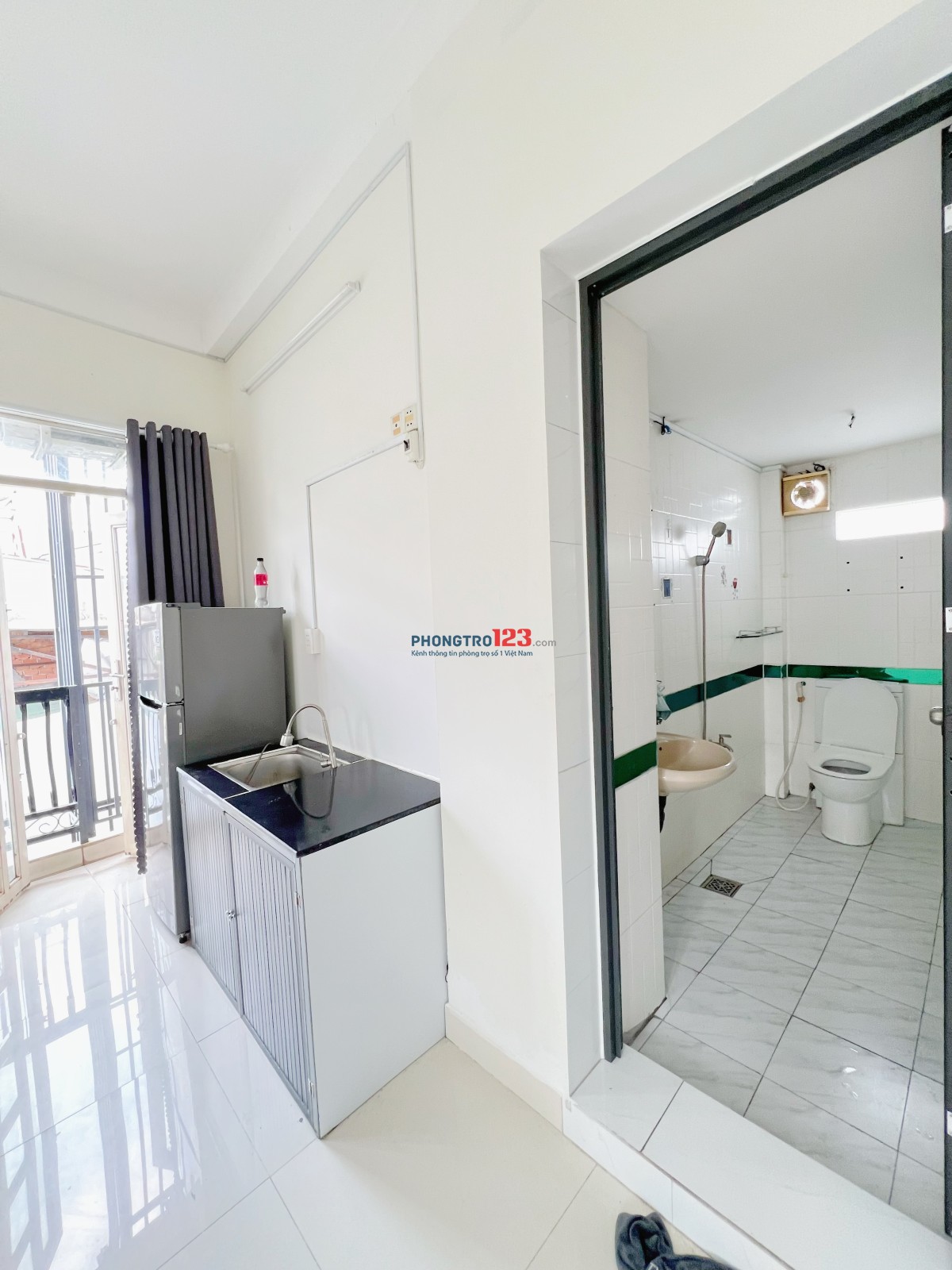 Phòng ban công cửa sổ gần ngã tư Lạc Long Quân Âu Cơ ngay chợ Trần Văn Quang