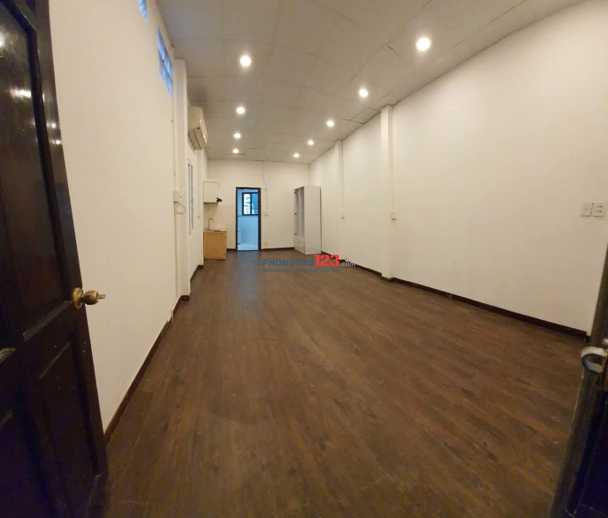 Phòng máy lạnh 30m2. Đường Trần Đình Xu. Quận 1