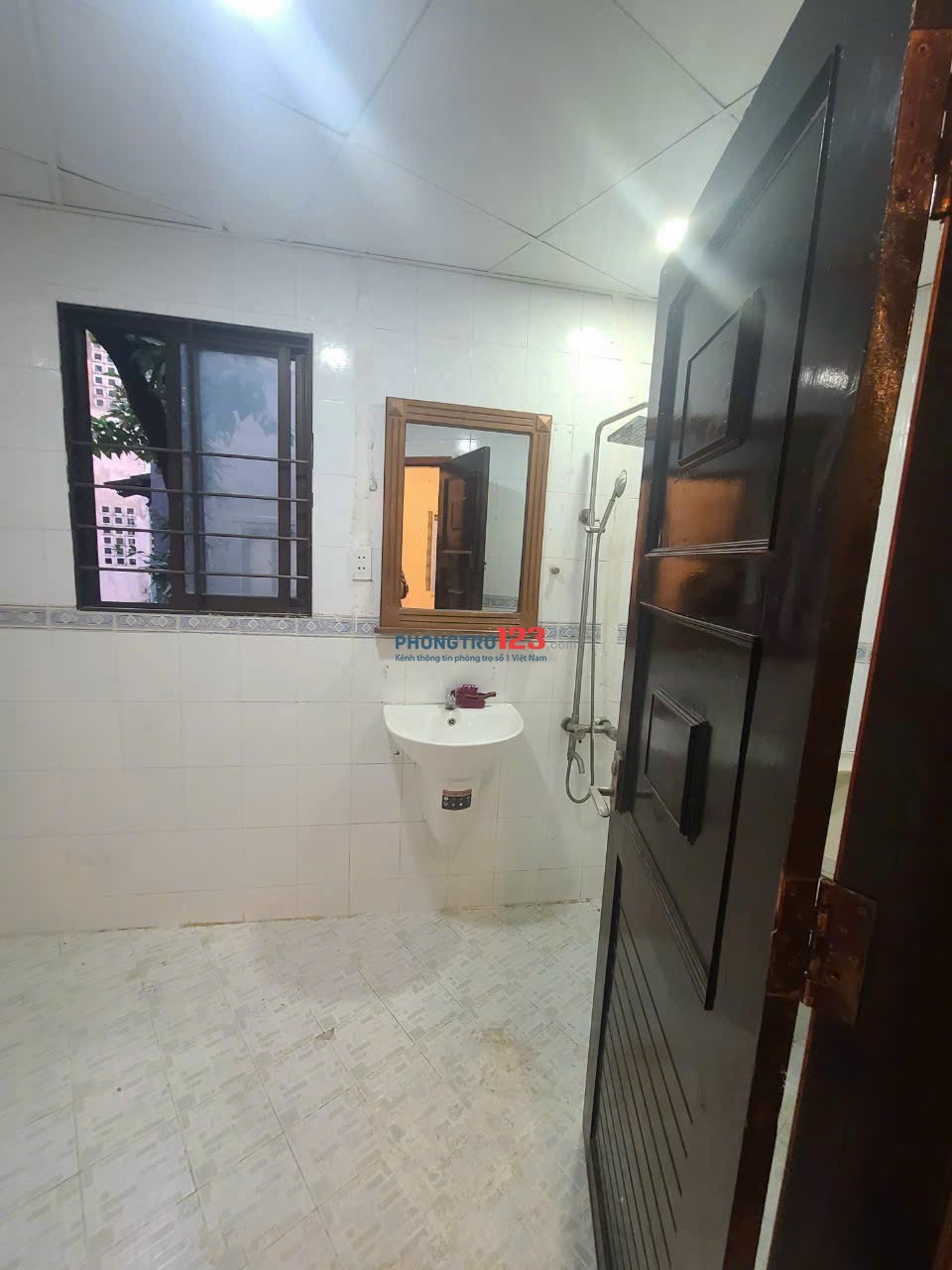Phòng máy lạnh 30m2. Đường Trần Đình Xu. Quận 1