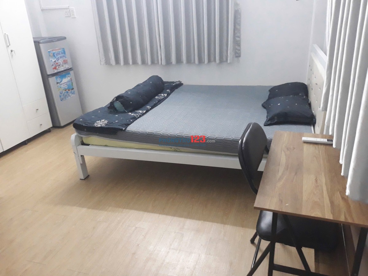 Phòng trọ cho Thuê giá rẻ Có cửa sổ trời Gần ĐH UEH 1,4km