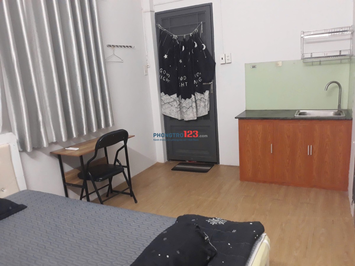 Phòng trọ cho Thuê giá rẻ Có cửa sổ trời Gần ĐH UEH 1,4km