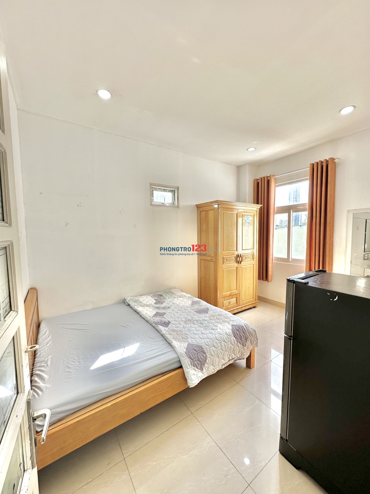 Phòng cửa sổ full nội thất Nguyễn Hữu Cảnh đối diện Vinhomes