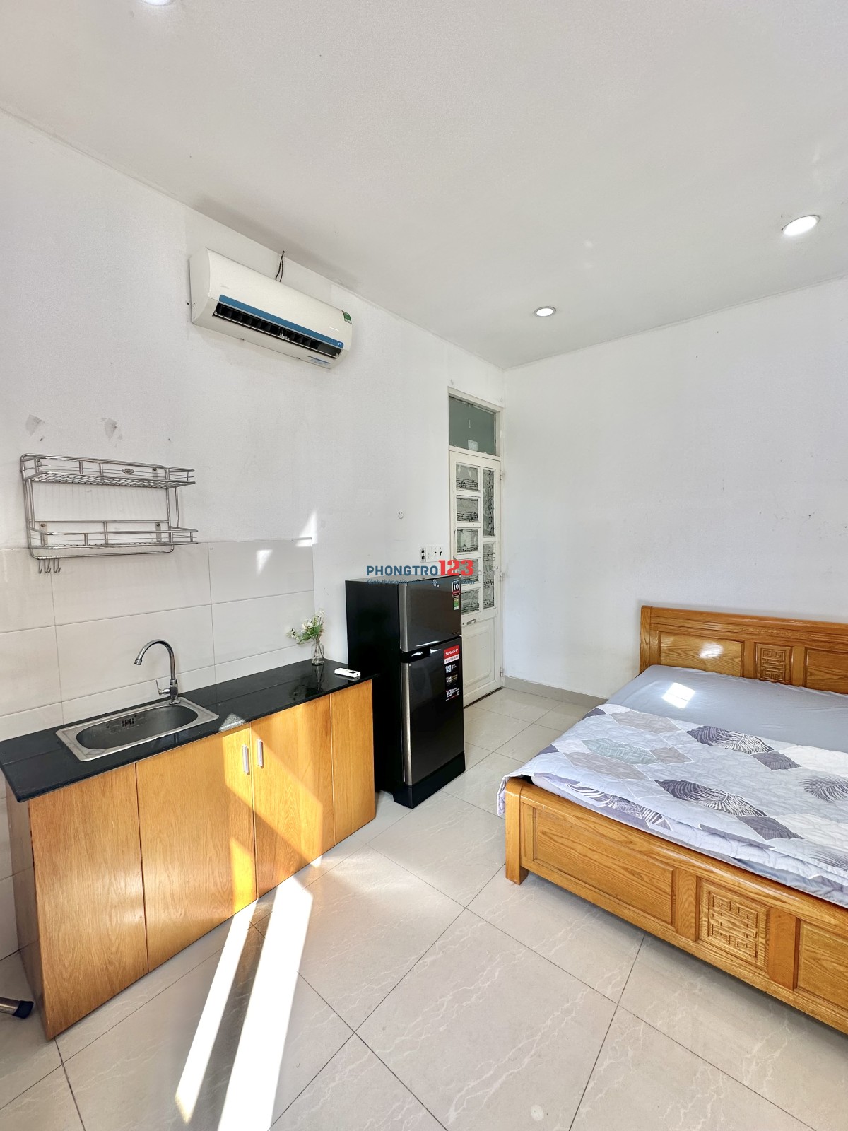 Phòng cửa sổ full nội thất Nguyễn Hữu Cảnh đối diện Vinhomes