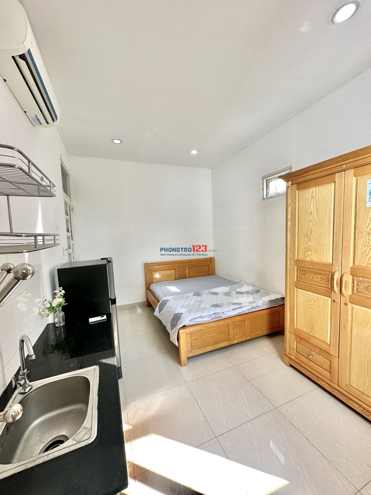 Phòng cửa sổ full nội thất Nguyễn Hữu Cảnh đối diện Vinhomes