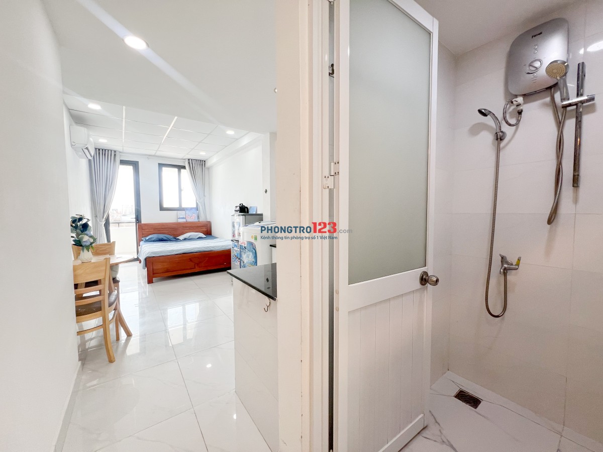 Tặng 1 tháng tiền thuê - phòng ban công máy giặt riêng gần Quang trung
