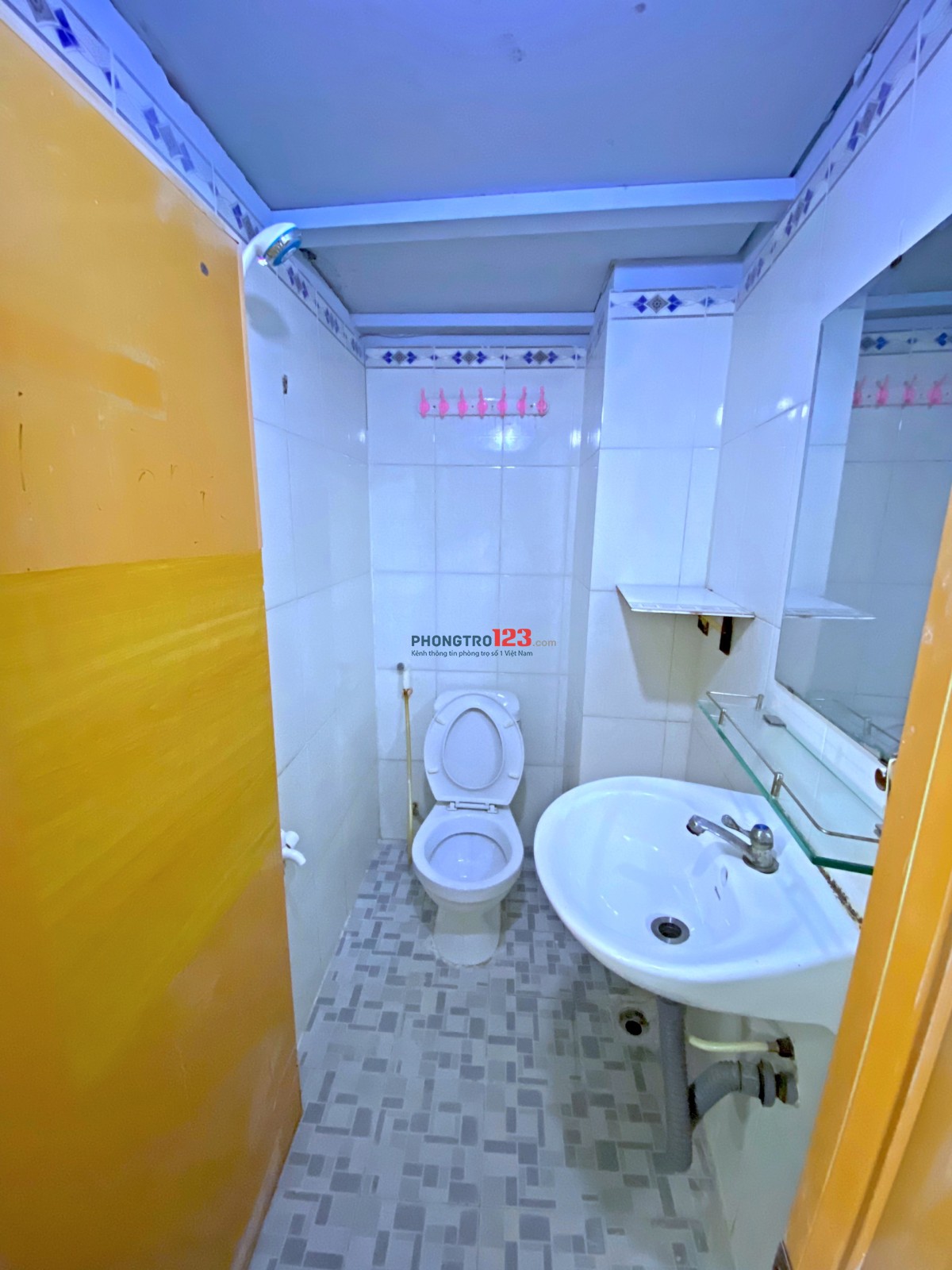 phòng trọ + KTX 20m2 đường thích quảng đức,Q phú nhuận,TP HCM.