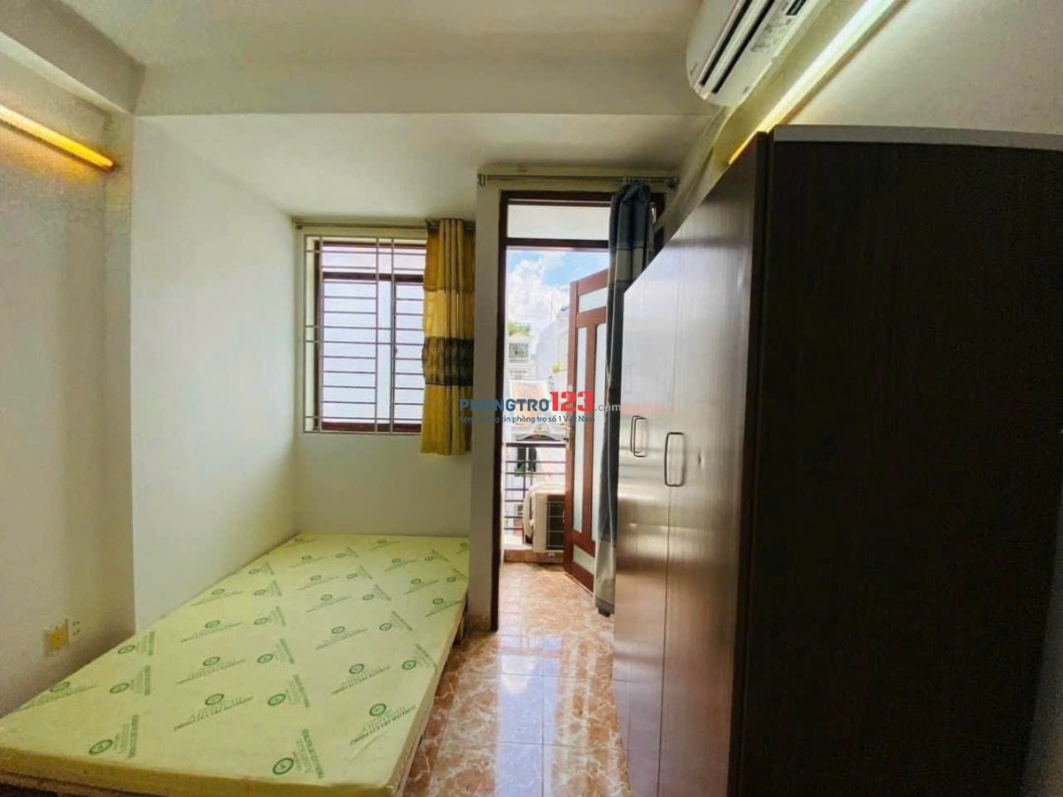 Cho thuê phòng ban công Thành Thái quận 10 gần ĐH Huflit, ĐH Bách Khoa, ĐH Kinh Tế, Vạn Hạnh Mall