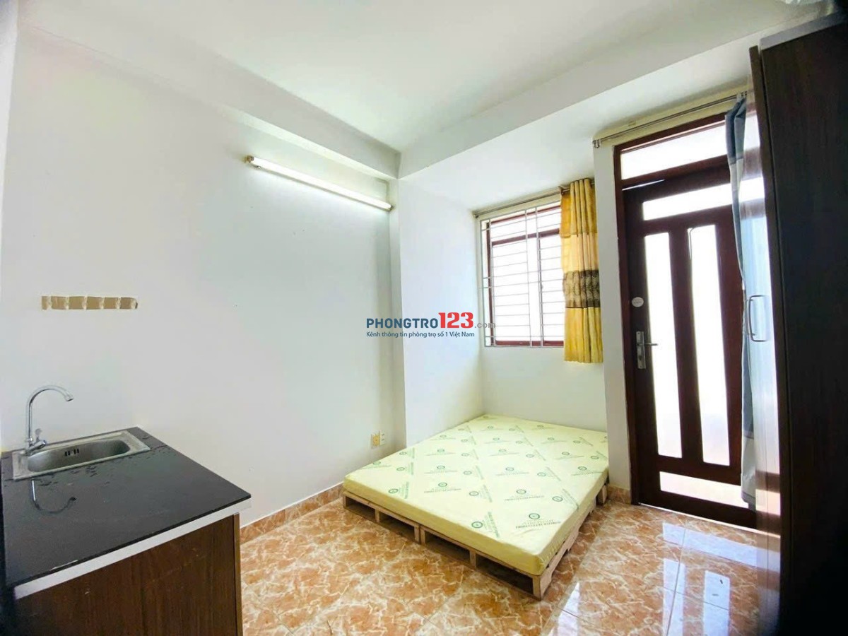 Cho thuê phòng ban công Thành Thái quận 10 gần ĐH Huflit, ĐH Bách Khoa, ĐH Kinh Tế, Vạn Hạnh Mall