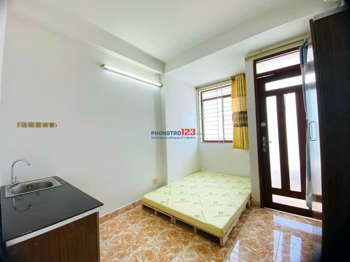 Cho thuê phòng ban công Thành Thái quận 10 gần ĐH Huflit, ĐH Bách Khoa, ĐH Kinh Tế, Vạn Hạnh Mall