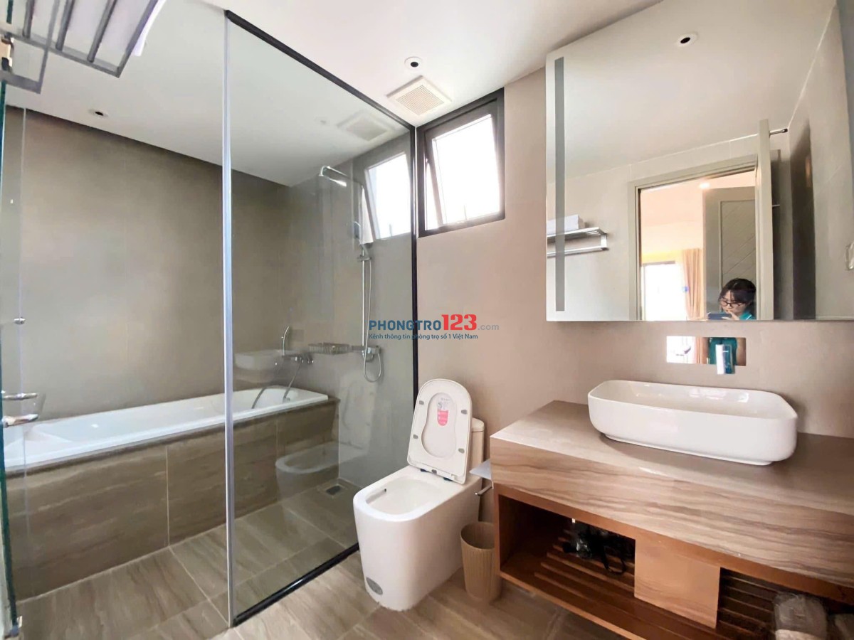 Cho thuê căn hộ có ban công, tách bếp, có nội thất hiện đại tại Bạch Đằng, Tân Bình