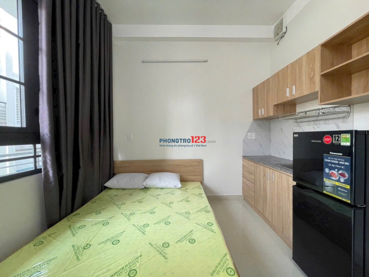 Phòng full nội thất, có ban công - dọn vào ở liền