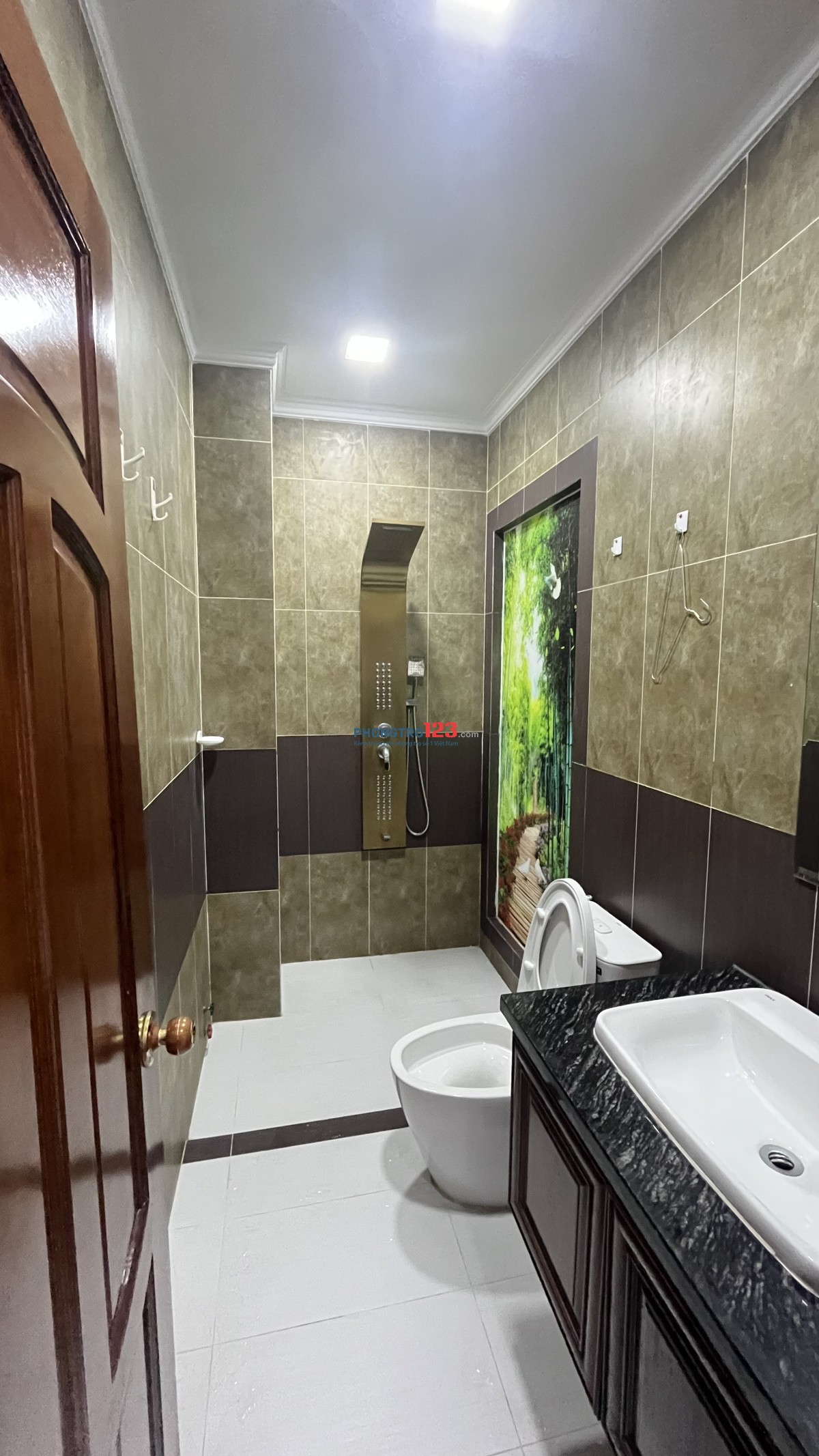 Chia sẻ phòng trống rộng rãi, có ban công view đẹp của nhà nguyên căn - Khu nhà ở cao cấp