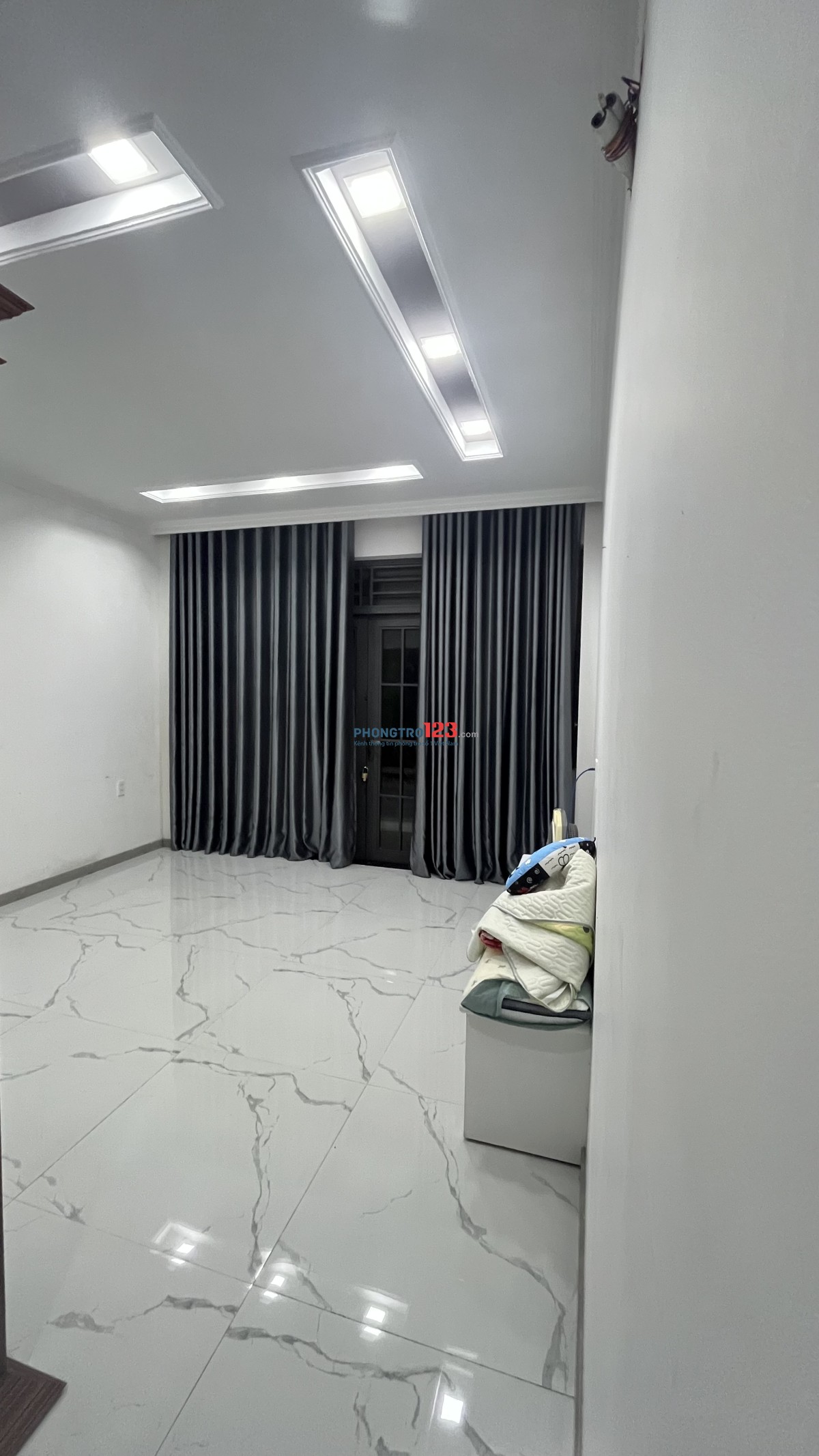 Chia sẻ phòng trống rộng rãi, có ban công view đẹp của nhà nguyên căn - Khu nhà ở cao cấp
