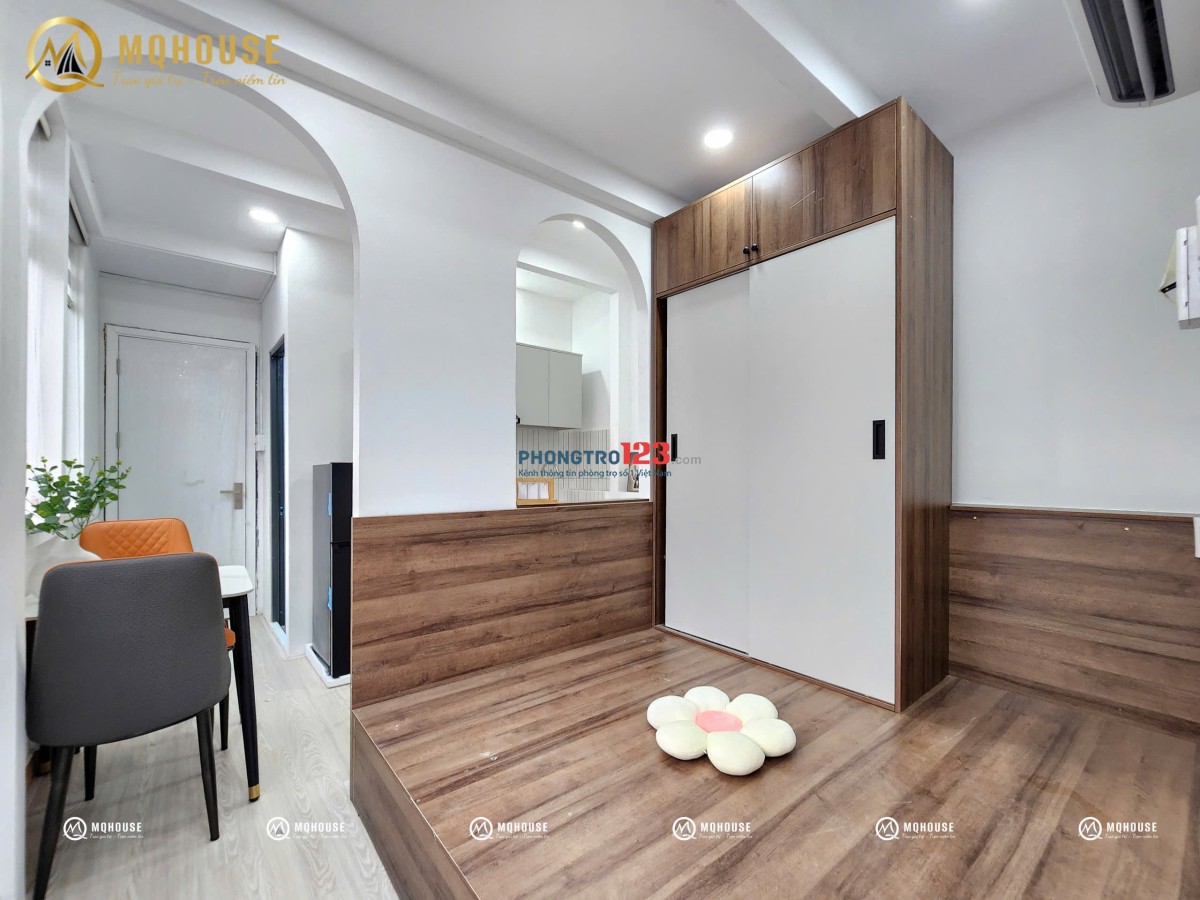 STUDIO tách bếp , nội thất như hình , có máy giặt riêng , BANCOL , cửa sổ lớn , giáp Quận 3