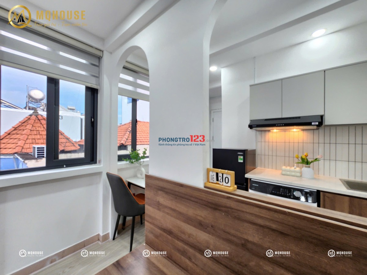 STUDIO tách bếp , nội thất như hình , có máy giặt riêng , BANCOL , cửa sổ lớn , giáp Quận 3
