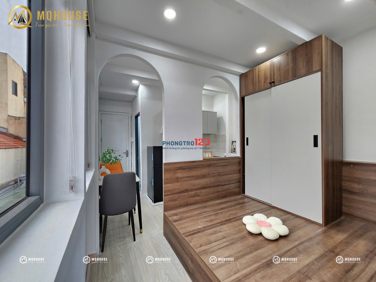 STUDIO tách bếp , nội thất như hình , có máy giặt riêng , BANCOL , cửa sổ lớn , giáp Quận 3