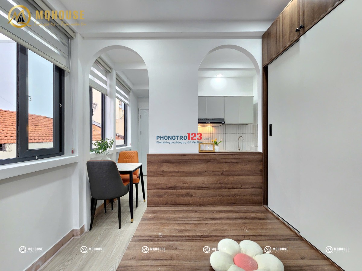 STUDIO tách bếp , nội thất như hình , có máy giặt riêng , BANCOL , cửa sổ lớn , giáp Quận 3