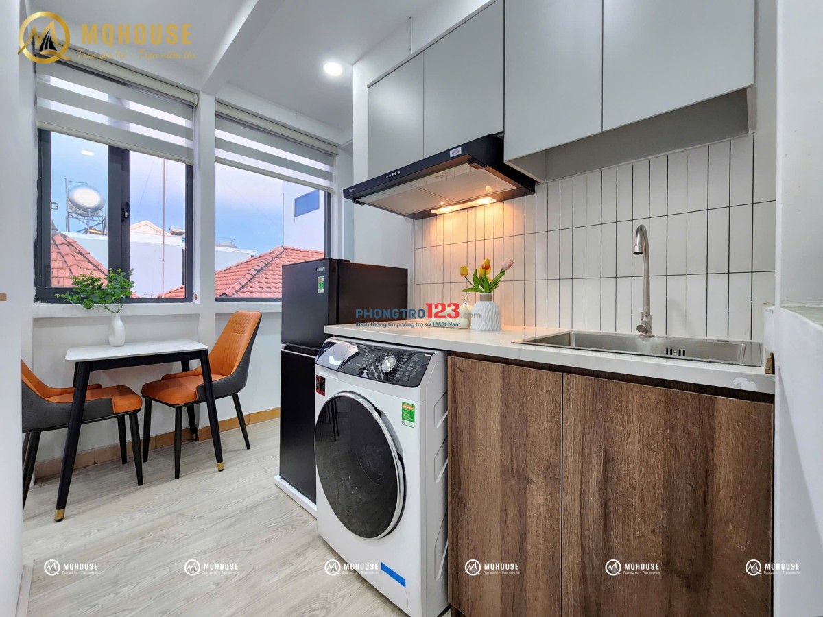 STUDIO tách bếp , nội thất như hình , có máy giặt riêng , BANCOL , cửa sổ lớn , giáp Quận 3