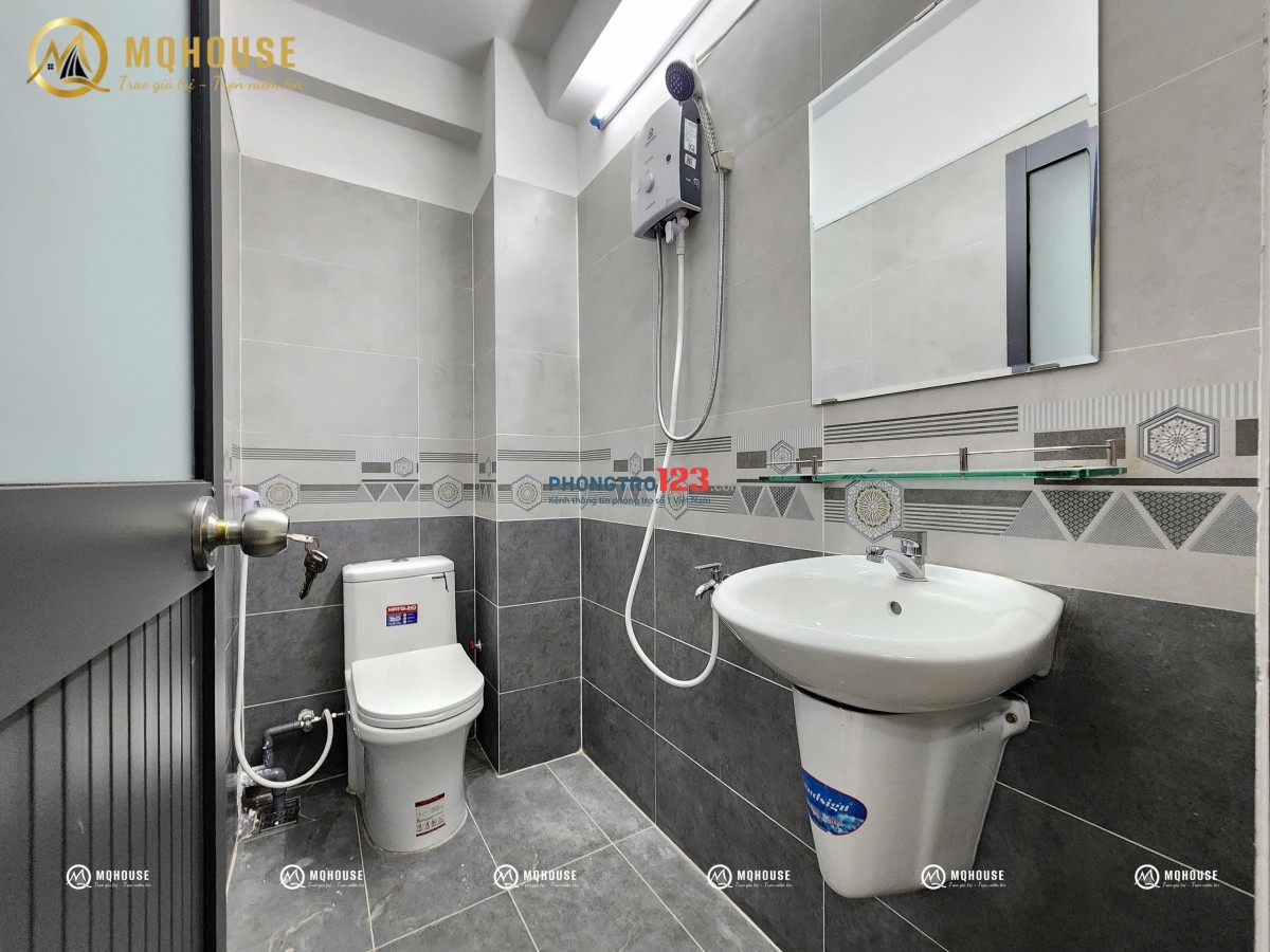 STUDIO tách bếp , nội thất như hình , có máy giặt riêng , BANCOL , cửa sổ lớn , giáp Quận 3