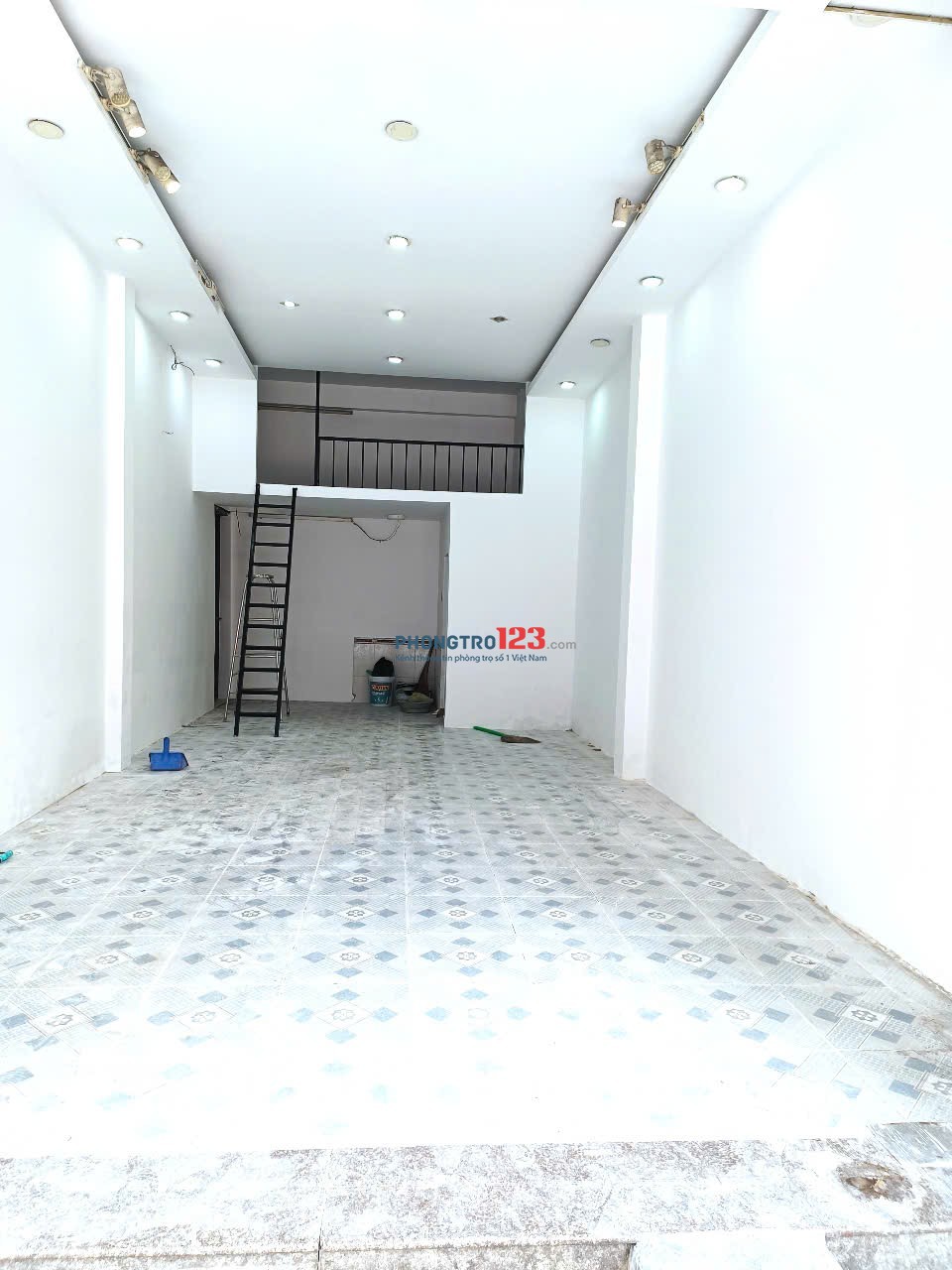 Cho thuê mặt bằng ngay chợ Phạm Văn Bạch, Diện tích 4mx9m có gác